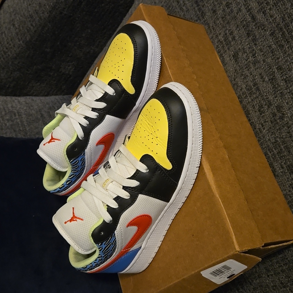 NikeJordan 1 low Funky Pattern